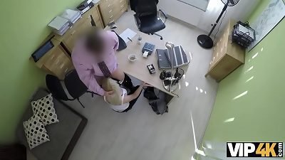 VIP4K. Agradable jovencita da una cabeza y abre las piernas en la oficina de pr&eacute;stamos