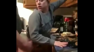 Se la cogen en la cocina