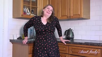AuntJudys - Cookin' in the Kitchen with 50yo sensual plumper Rachel