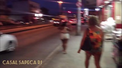 ESPOSA GRAZY SAPECA E AMIGA NANA DIABA ANDANDO DE VESTIDO E SEM CALCINHA DEIXANDO OS MOTORISTAS QUE PASSAVAM NA PRA&Ccedil;A SECA VEREM A BUCETINHA