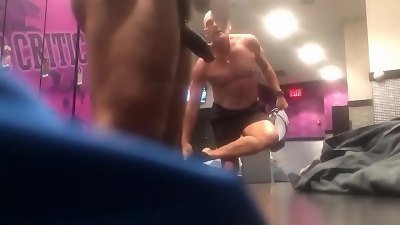 Provocando o Coroa no Vesti&aacute;rio