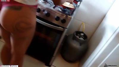 COMI A EMPREGADA ENQUANTO FAZIA ALMO&Ccedil;O , GOZEI NA BATATA FRITA E ELA COMEU TUDO  (assista completo em xvideos red )