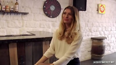 Etudiante, Candice bosse aussi dans un bar