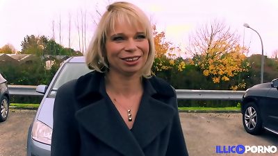 rod longing Mom-I-would-Like-to-Fuck Isabelle gets penetrated in the car