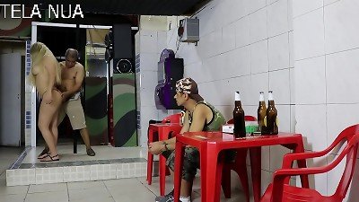 LOIRA GOSTOSA LEVA A LOUCURA DOIS TIOZ&Atilde;O COM display DE STRIP, E AINDA FODEU GOSTOSO DENTRO DO BAR- com INES VENTURA