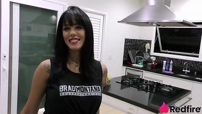 Shay seduced a well-endowed delivery man and did ass-fuck in the fur