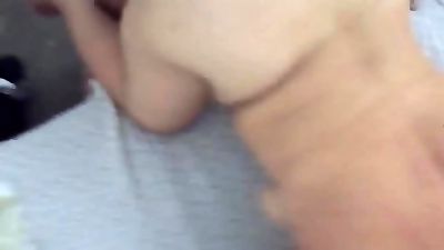 Gorda loira peituda dando de 4