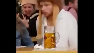 Uma m&atilde;o na piroca e a outra na cerveja