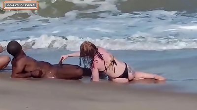 Fizemos sexo com estranho na praia ele deixou n&oacute;s duas toda fodida