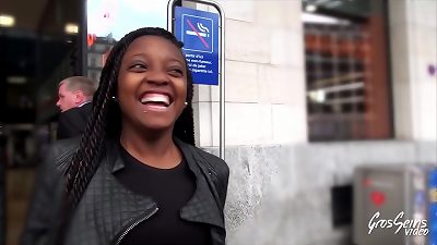 Rinedie, jolie blackette suisse, se fait baiser en ext&eacute;rieur