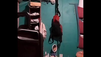 Espiando a mi prima gordita despues de ba&ntilde;arse(COMENTAR)