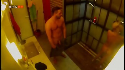 VV7 - huge brother Hungary - Dori bare shower 05 - with Robin mingled douche - 2015-02-22