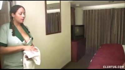 MUCAMA GANANDOSE UNA PROPINA