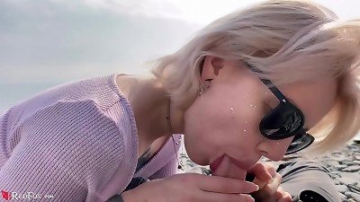 blonde Public blowage knob and man milk in jaws by the sea - Outdoor