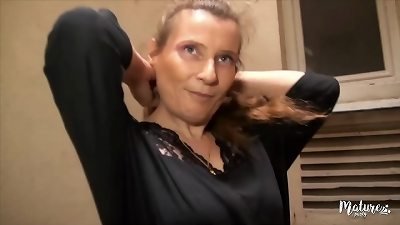 Elisa &eacute;change son mari contre des petits jeunes