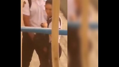 ENAMORADOS son PILLADOS A LA SALIDA DEL COLEGIO.. QUE RICA Y GRAN VERGA TIENE EL PATA !!!!!