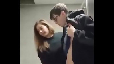 Novinho n&atilde;o aguentou a punheta da namorada e gozou bem rapidinho - https://bit.ly/demorandoparagozar