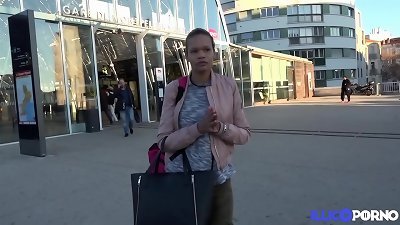 Eva, m&eacute;tisse d&eacute;butante d&eacute;couvre le glory fuckhole