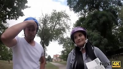 HUNT4K. couple solves financial problems with muddy romp with stranger