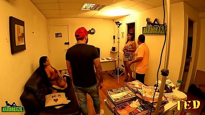 goddess Elisa Sanches backstage with a couple who are ample aficionados of this queen - Nicoly Mattos - Anjinha Oficial - Lukas Zaad