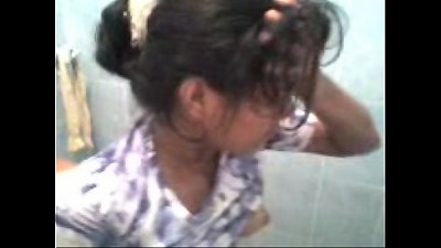 LO GRABA SU AMIGO EN EL BA&Ntilde;O COGIENDO A SU NOVIA FASHIONXXXAMATEUR