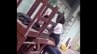 Sexo en el colegio. Pillados culiando afuera del parlor