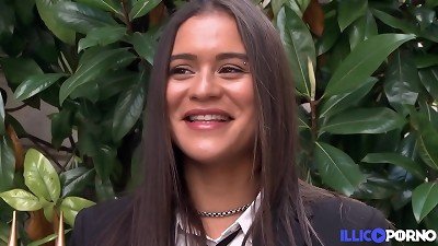 Alice, commerciale bien gaul&eacute;e, veut de la bite le cul !