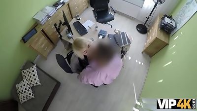 VIP4K. Agent knallt enge teen Pussy, dann genehmigt er M&auml;dchen Darlehen
