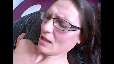 Une senior tres excitee se tape un jeunot !!! French first-timer