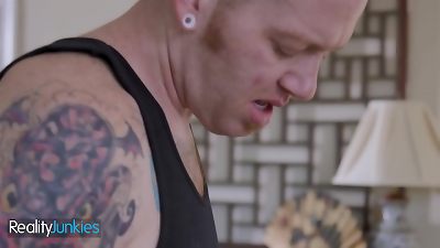 Kira Perez Just Heard She Is Her Masseur's best client So She Gives Him Her slit As A gift - MileHigh