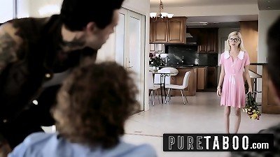 Nerdy lady Piper Perri gangbanged