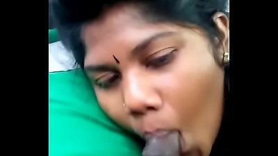 gorgeous indian aunty oral pleasure in car