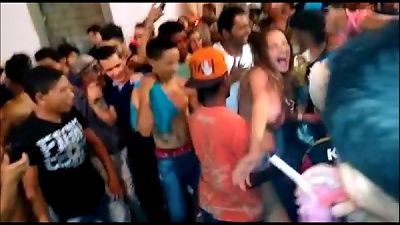 Novinha pelada no meio dos machos pt1 - veja mais http://apvm.men