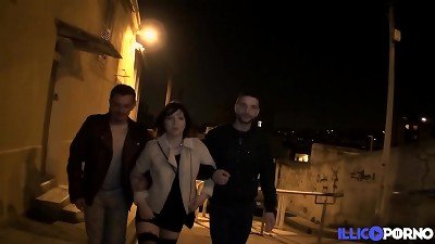 Perle, soumise et coquine, s'offre un d&eacute;licieux gang-bang