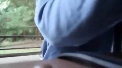 Chica en parque se da amor propio