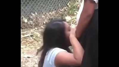 Mamada al aire libre, mi amiga paga apuesta, la chupa bien rico mira la parte 2 aqu&iacute; http://bit.ly/3qiO7Fy