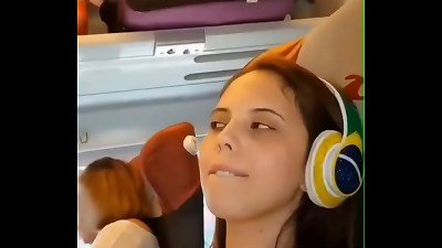 novinha exibida com vibrador enfiado na buceta em publico