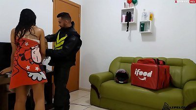 ENTREGADOR DE APLICATIVO TRANSANDO COM GOSTOSAS QUE PEDIU LANCHES ( videos completos em xvideos red )