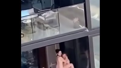 Sexo na Quarentena na sacada do pr&eacute;dio e pedreiro filmando