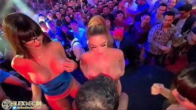 Me la chupan antes de ir a dar showcase en bar de chiapas